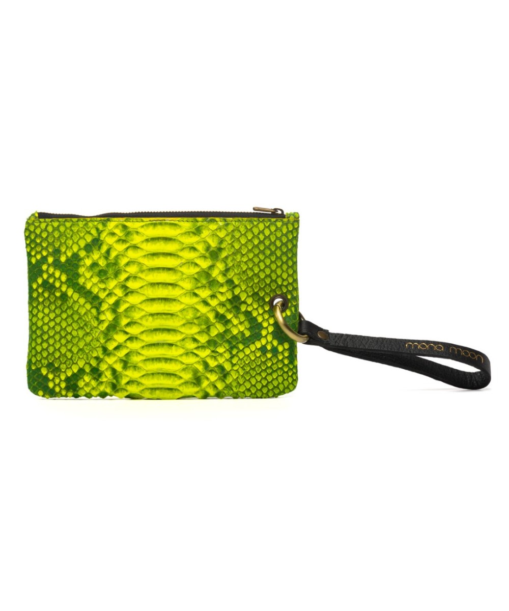 Cartera de mano de piel con correa.