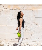 Cartera de mano de piel con correa.