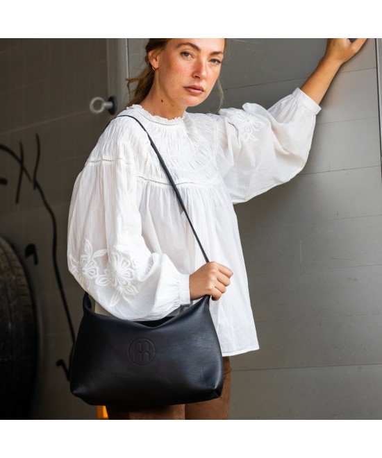bolso de piel negro con correa adaptable