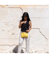 Bolso de bandolera plano de piel grabada y cadena para colgar.
