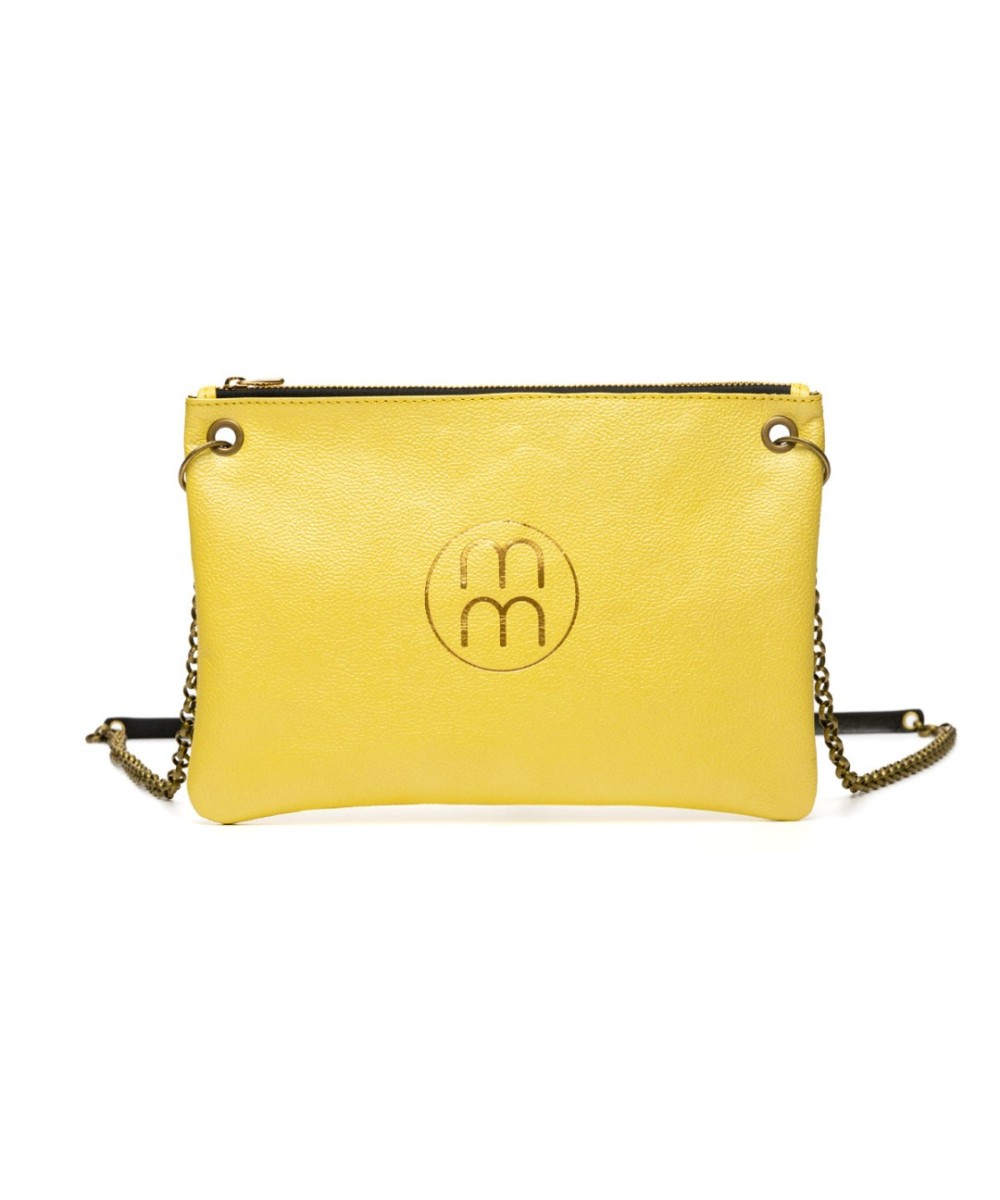 Bolso de bandolera plano de piel grabada y cadena para colgar.