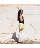 Bolso de bandolera plano de piel grabada y cadena para colgar.