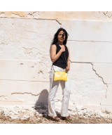 Bolso de bandolera plano de piel grabada y cadena para colgar.