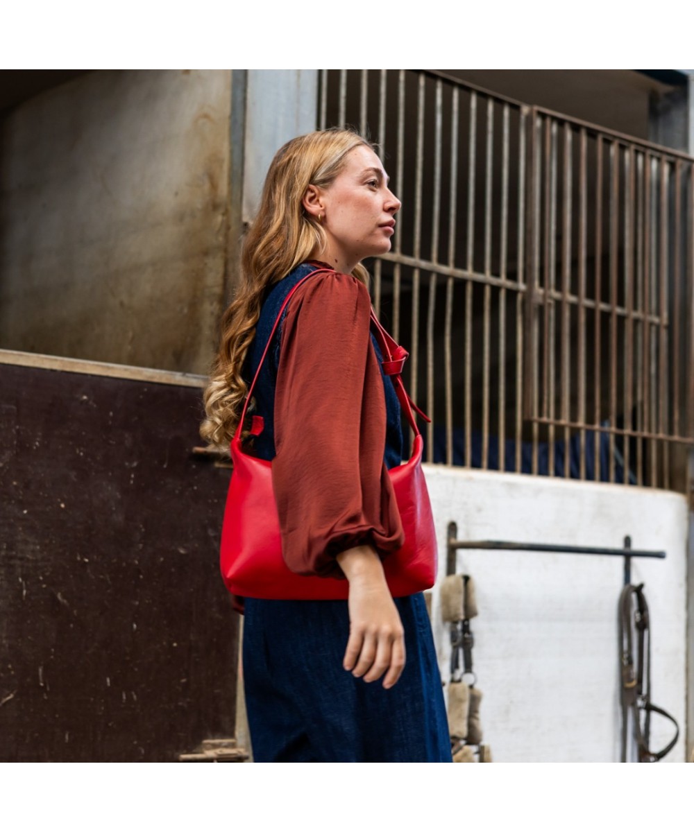 bolso de piel rojo con correa adaptable