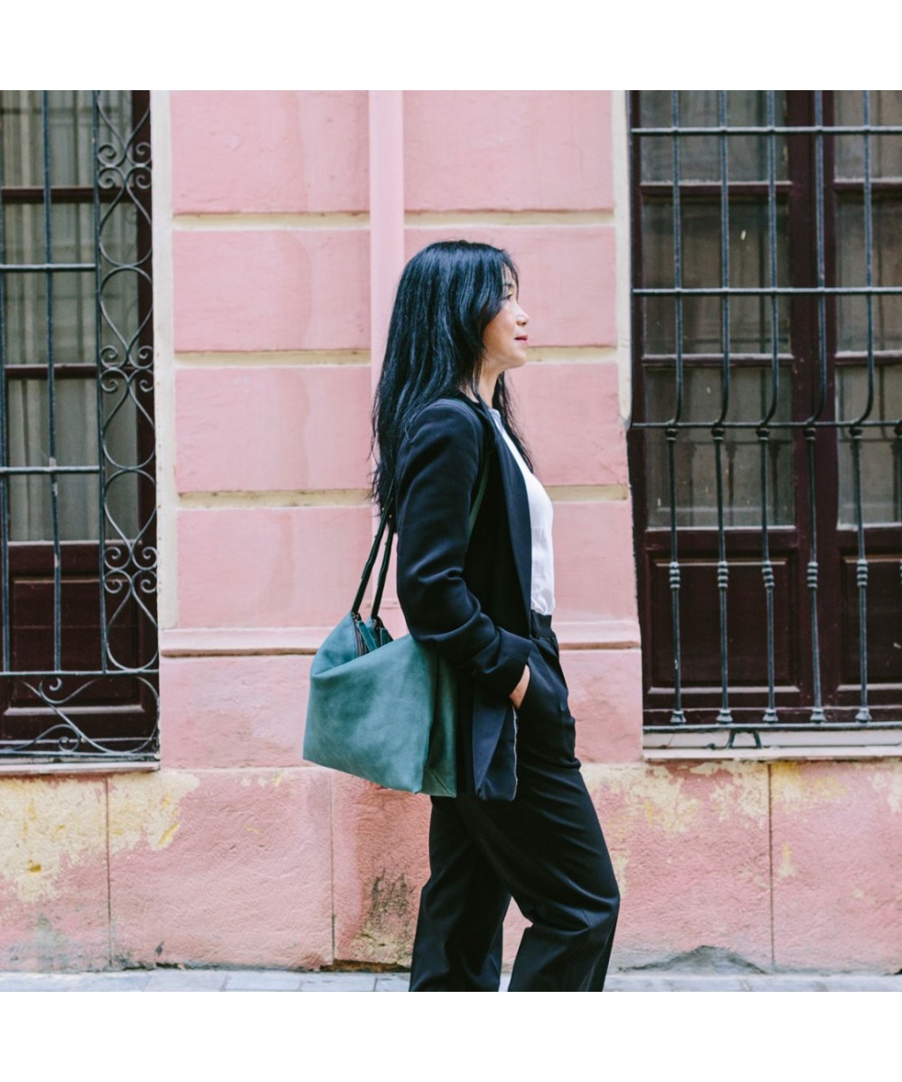 Bolso de piel amplio con dos departamentos individuales y correa ajustable.