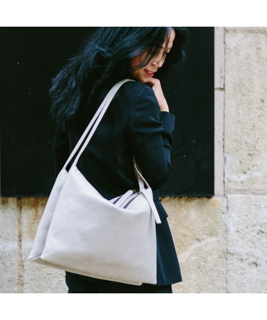 Bolso de piel amplio con dos departamentos individuales y correa ajustable.