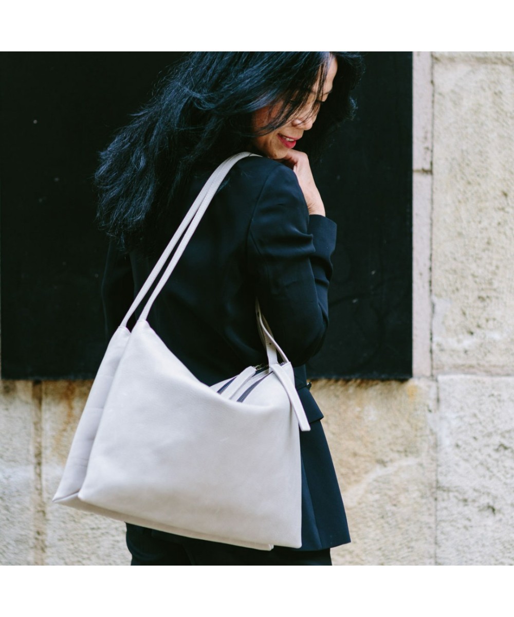 Bolso de piel amplio con dos departamentos individuales y correa ajustable.