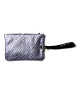 Cartera de mano de piel con correa.