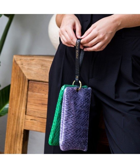 Cartera de mano de piel con correa.