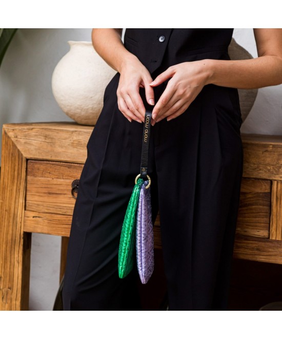 Cartera de mano de piel con correa.