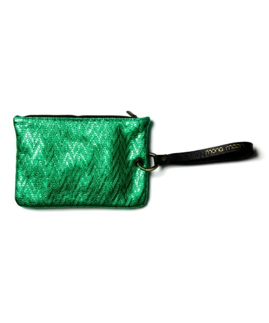 Cartera de mano con correa.