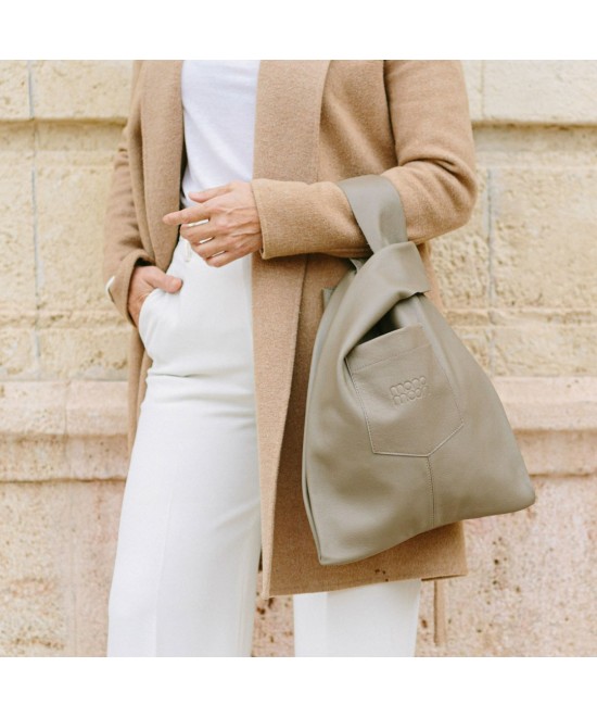 Bolso de piel suave y ligero con correa regulable que imita a las bolsas de plastico del supermercado