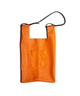 Bolso de piel suave y ligero con correa regulable que imita a las bolsas de plastico del supermercado