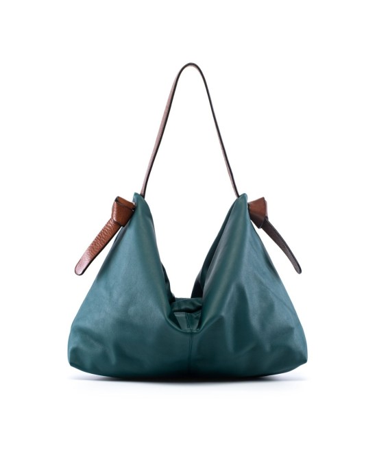 Bolso de piel practico y ligero con correa de cuero.