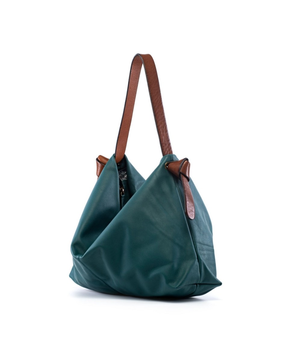 Bolso de piel practico y ligero con correa de cuero.