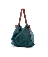 Bolso de piel practico y ligero con correa de cuero.