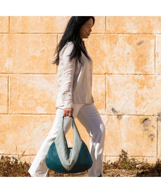 Bolso Hobo bicolor en tonos azules.