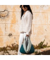 Bolso Hobo bicolor en tonos azules.