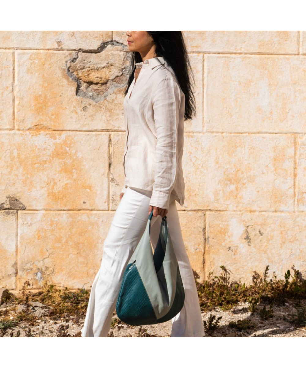 Bolso Hobo bicolor en tonos azules.