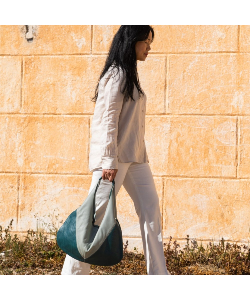 Bolso Hobo bicolor en tonos azules.