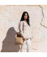 Bolso original de piel grabada con asa acolchada.