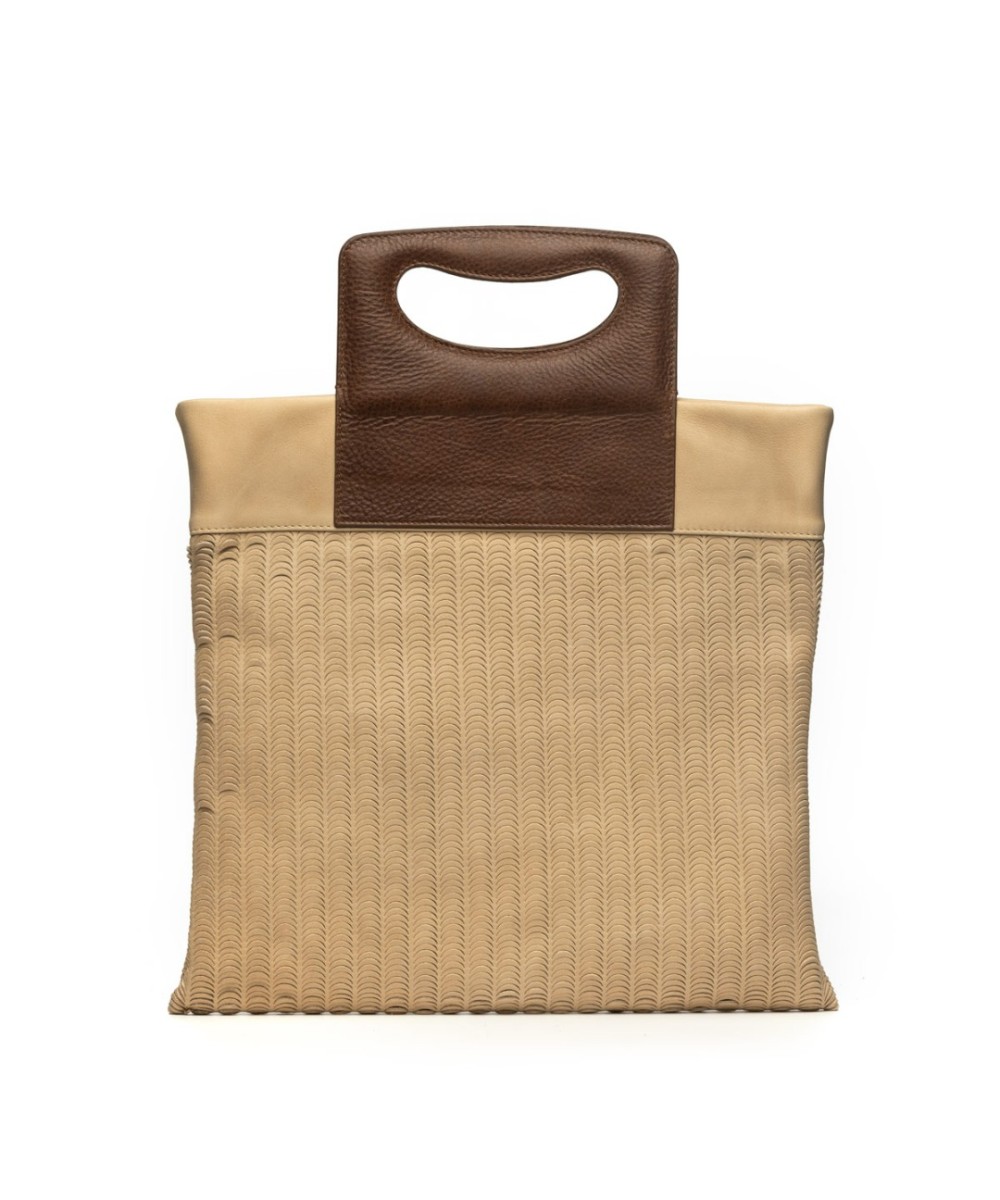 Bolso original de piel grabada con asa acolchada.