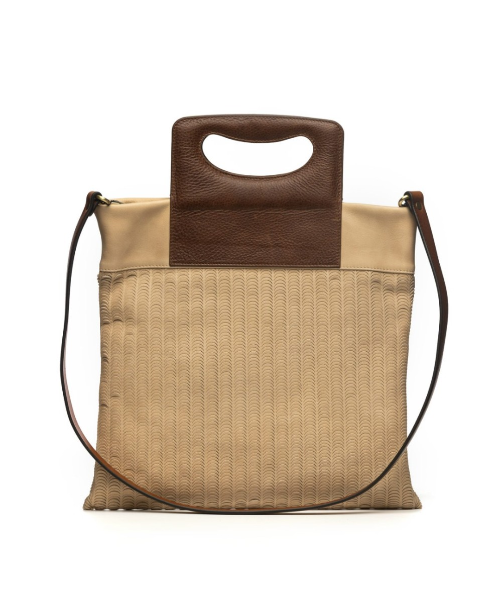 Bolso original de piel grabada con asa acolchada.