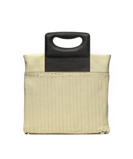 Bolso original de piel grabada con asa acolchada.