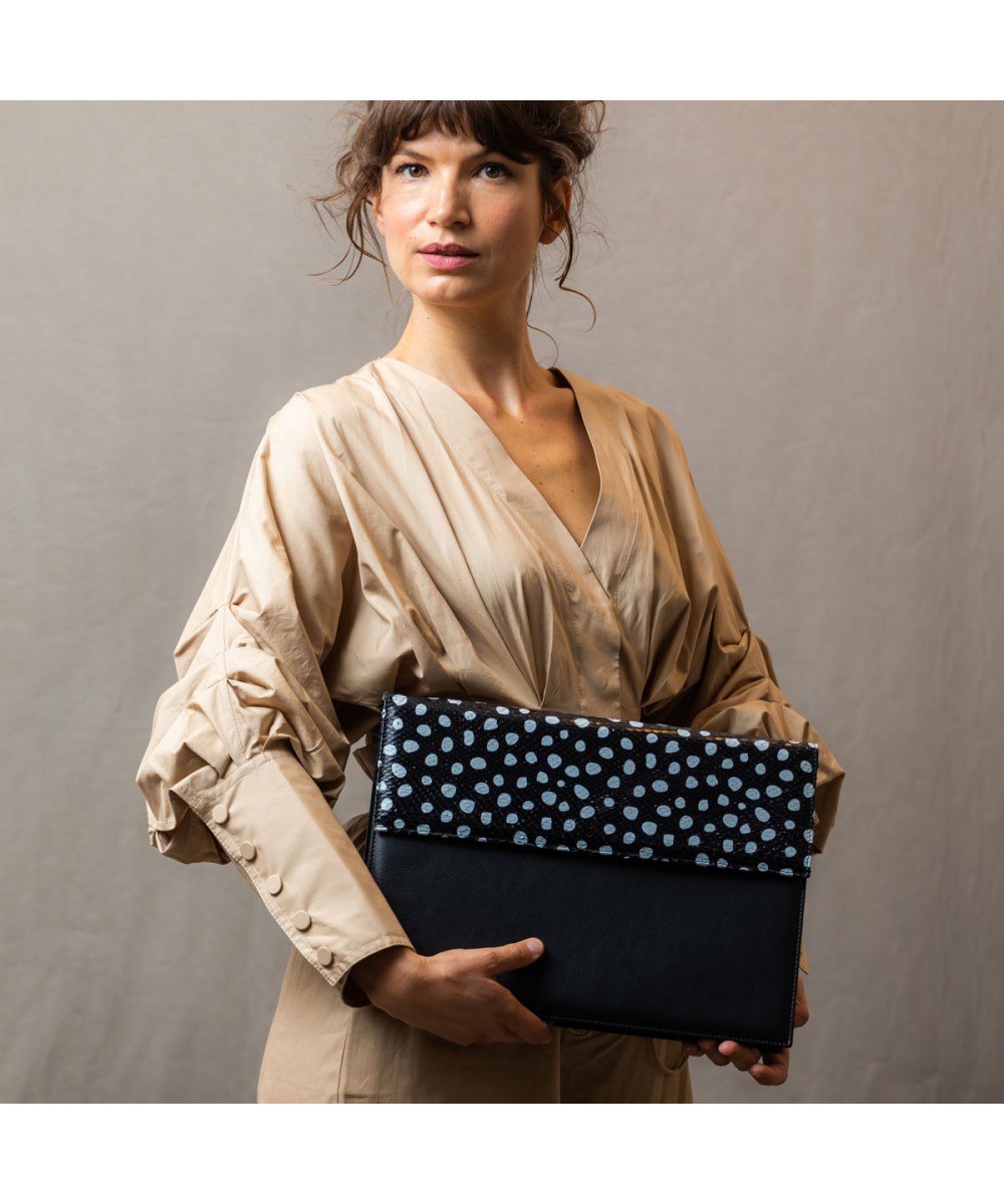 Leather work folder with flap and side gusset.