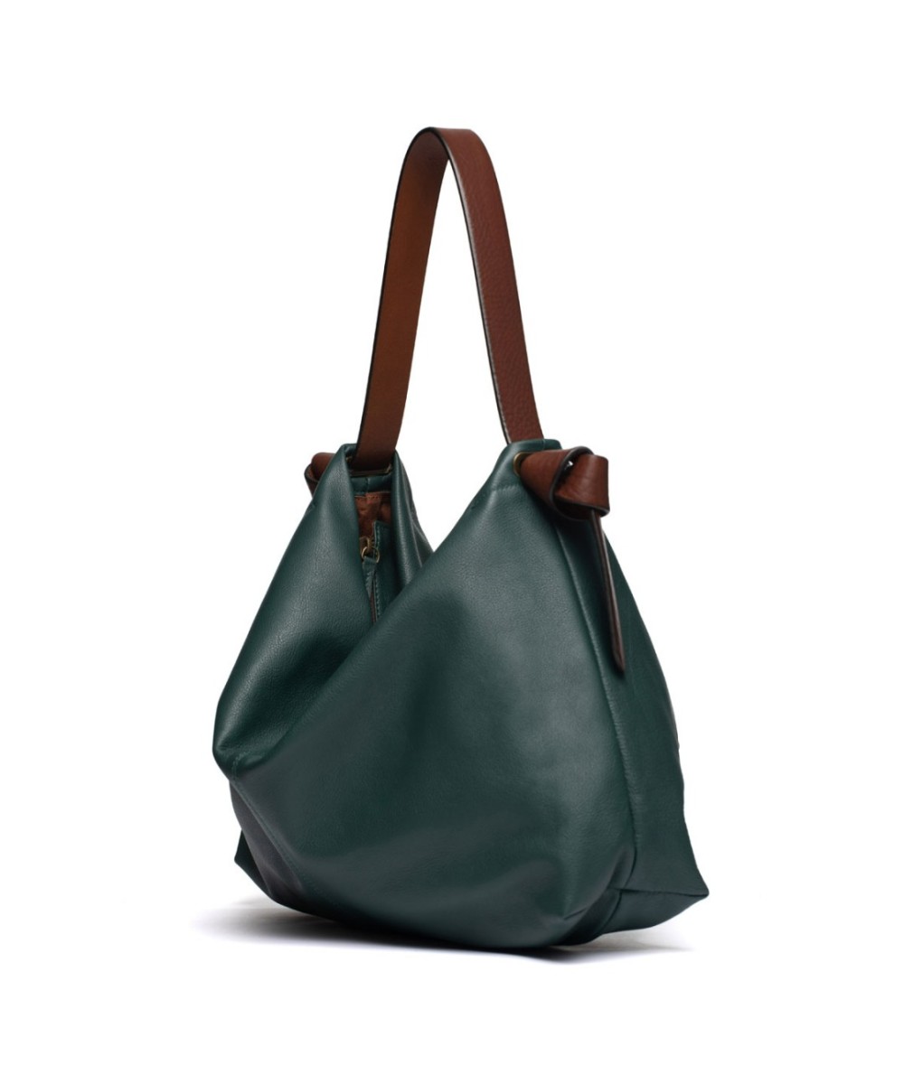 Bolso color verde de piel suave y ligero con correa de cuero.