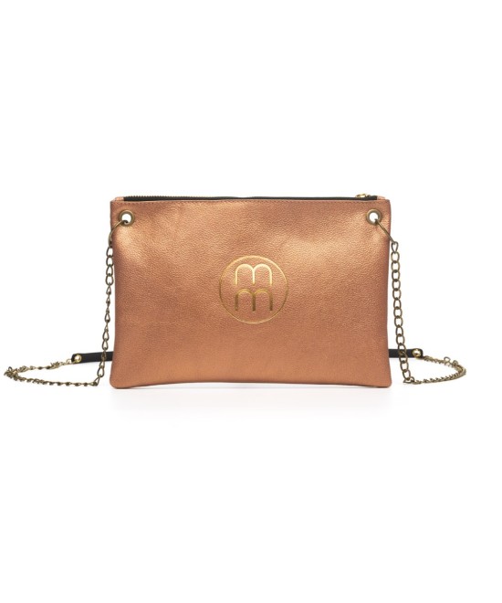 Bolso de bandolera plano de piel grabada y cadena para colgar.