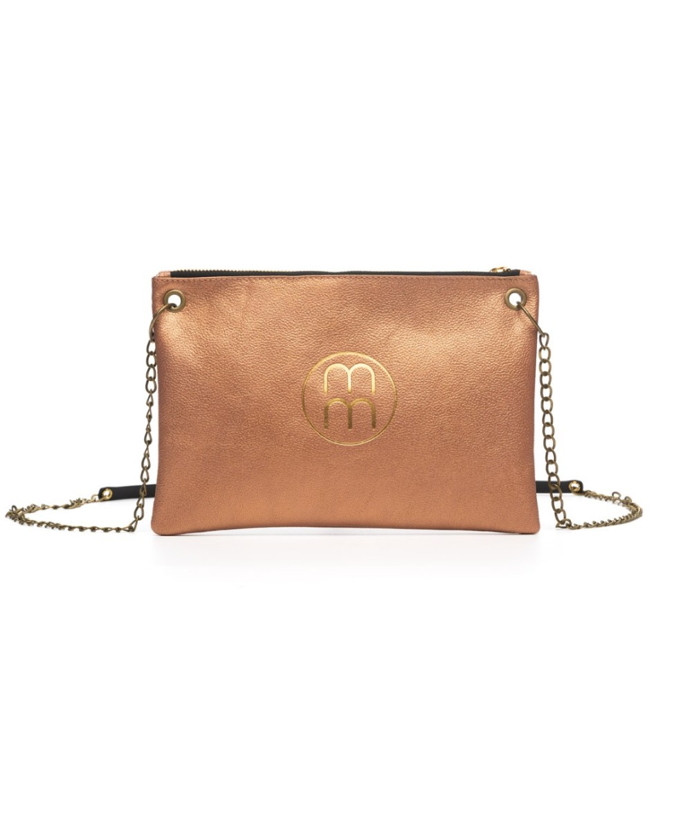 Bolso de bandolera plano de piel grabada y cadena para colgar.