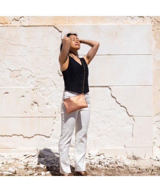 Flat metallic leather shoulder bag and chain for hanging.