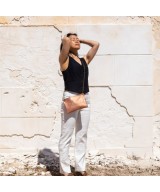 Bolso de bandolera plano de piel grabada y cadena para colgar.
