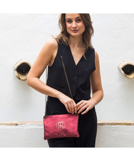 Flat metallic leather shoulder bag and chain for hanging.