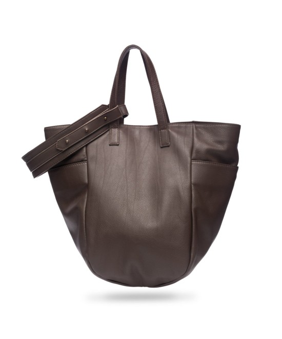 Bolso multi posición con bolsillos exteriores, asas cortas y correa larga regulable. Piel marrón