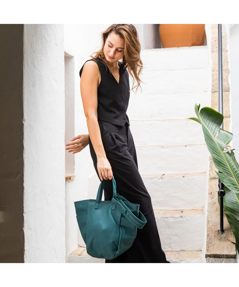 Multi-position bag with outer pockets, short handles and long adjustable strap. Green leather