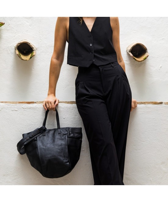 Multi-position bag with outer pockets, short handles and long adjustable strap. Black skin