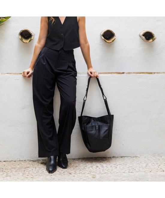 Multi-position bag with outer pockets, short handles and long adjustable strap. Black skin