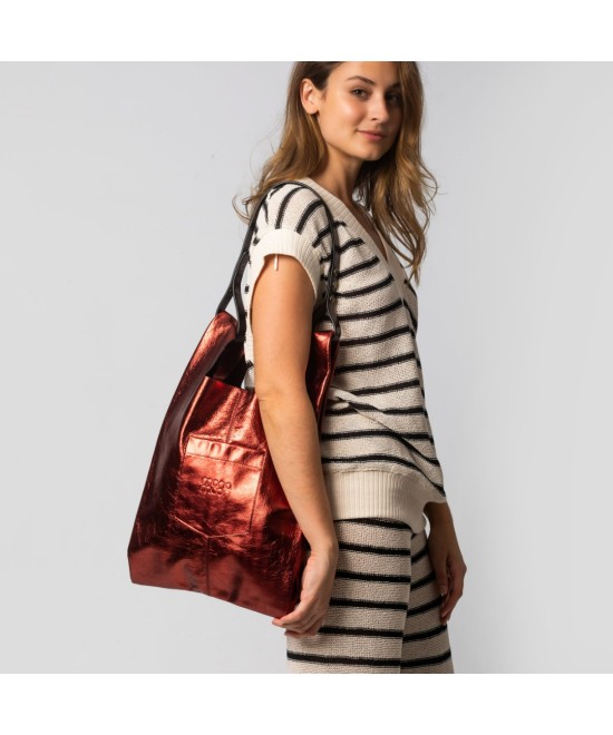 Bolso de piel suave y ligero con correa regulable que imita a las bolsas de plastico del supermercado