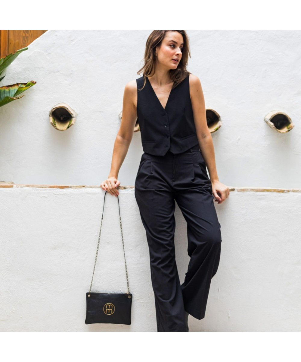Flat metallic leather shoulder bag and chain for hanging.