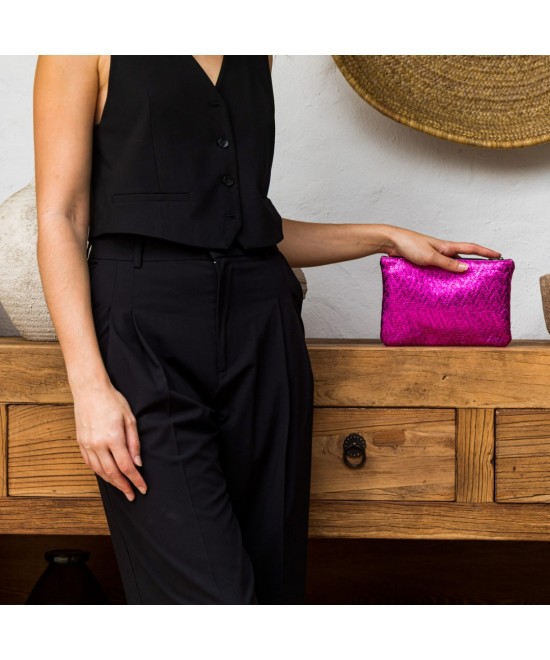 Estuche metalizado rosa de piel grabada