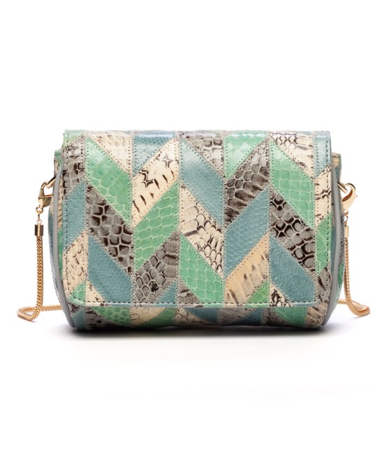Bolso de piel de serpiente tipo clutch con cadena dorada.