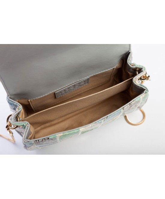 Bolso de piel de serpiente tipo clutch con cadena dorada.
