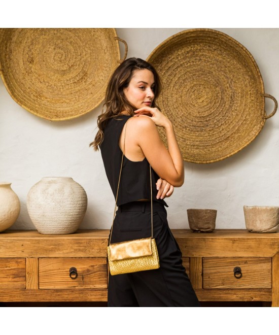 Bolso de fiesta convertible en clutch realizado en dos tipos de piel metalizada grabada en fantasía color dorado. Cadena dorada.