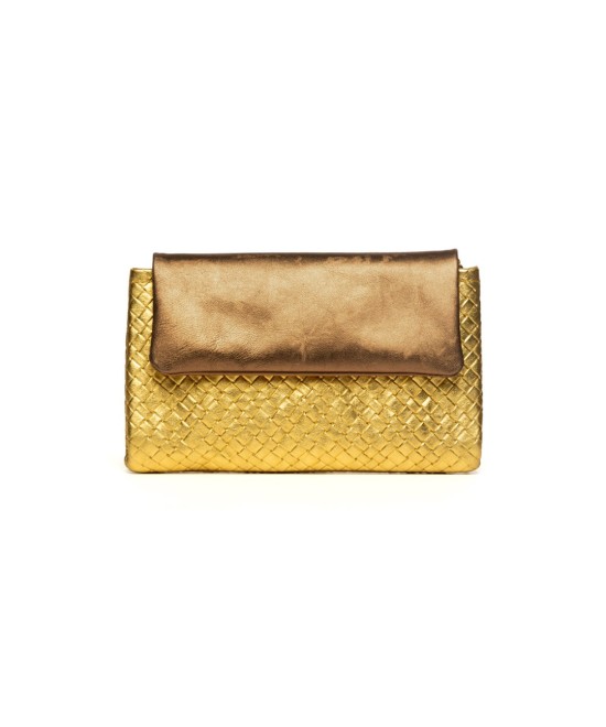 Bolso de fiesta convertible en clutch realizado en dos tipos de piel metalizada grabada en fantasía color dorado. Cadena dorada.