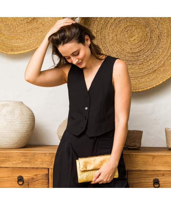 Bolso de fiesta convertible en clutch realizado en dos tipos de piel metalizada grabada en fantasía color dorado. Cadena dorada.