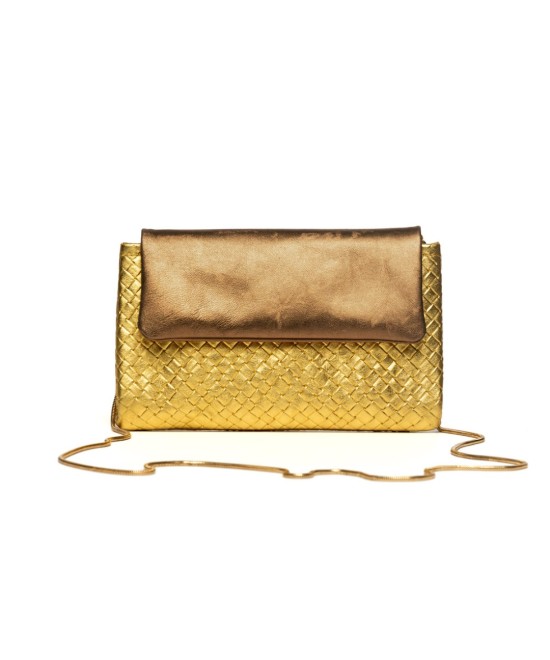 Bolso de fiesta convertible en clutch realizado en dos tipos de piel metalizada grabada en fantasía color dorado. Cadena dorada.