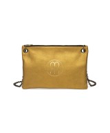 Bolso de bandolera plano de piel metalizada y cadena para colgar.