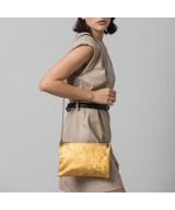 Bolso de bandolera plano de piel metalizada y cadena para colgar.